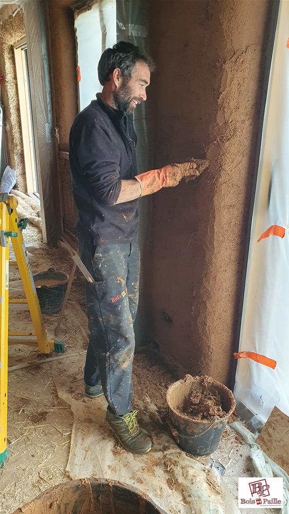 Enduit terre dans une maison paille à Pompaire (79)